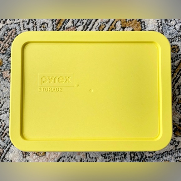 Pyrex x Hello Kitty Glass container with lid NWOT - Picture 6 of 10